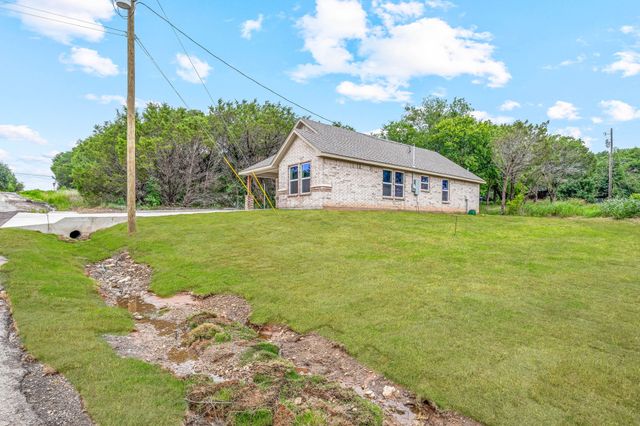 915 Comanche Cove Drive, Granbury, TX 76048