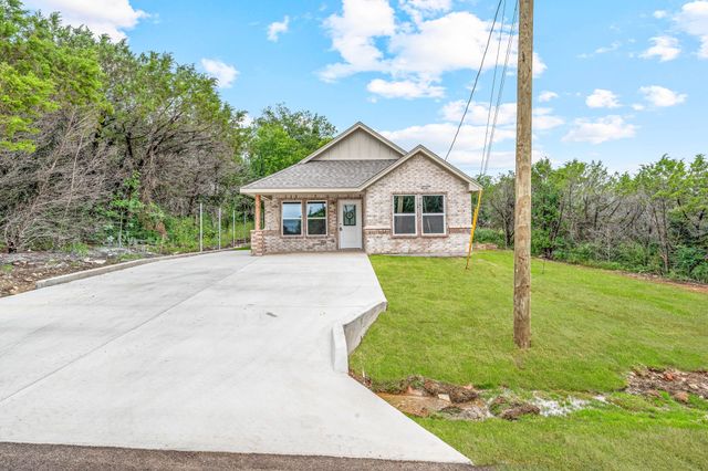 915 Comanche Cove Drive, Granbury, TX 76048
