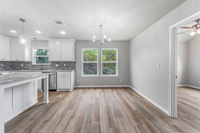 915 Comanche Cove Drive, Granbury, TX 76048