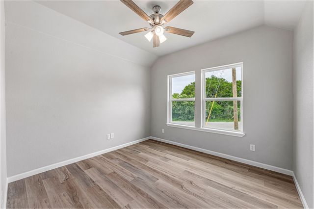 915 Comanche Cove Drive, Granbury, TX 76048