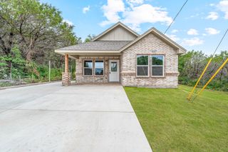 915 Comanche Cove Drive, Granbury, TX 76048