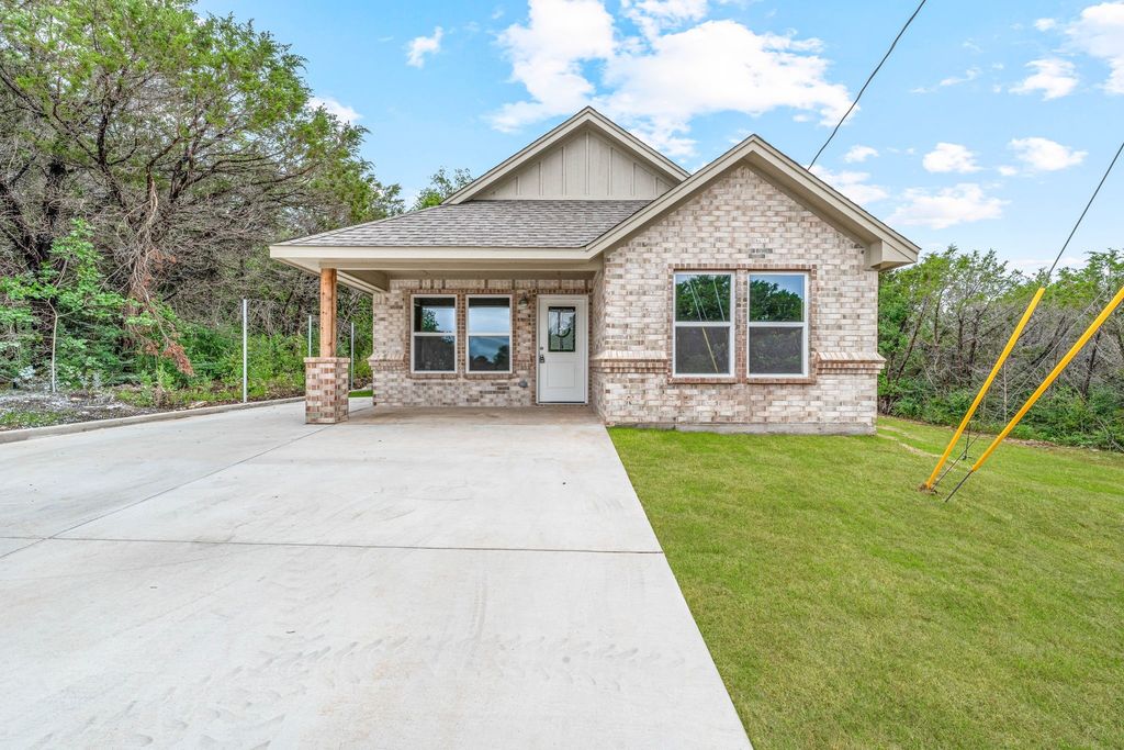 915 Comanche Cove Drive, Granbury, TX 76048