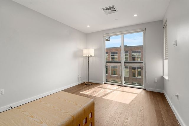 68 Los Angeles PH6, Newton, MA 02458