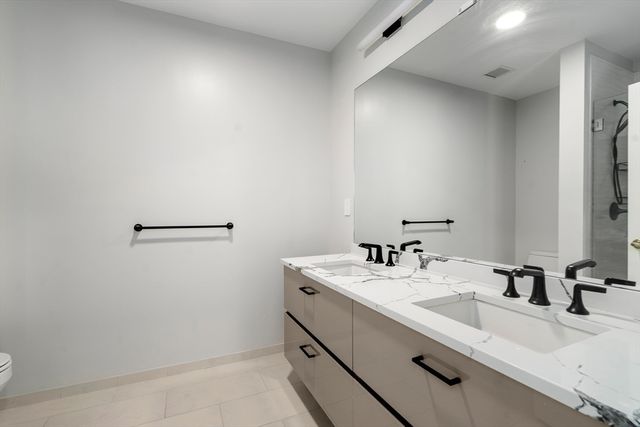 68 Los Angeles PH6, Newton, MA 02458