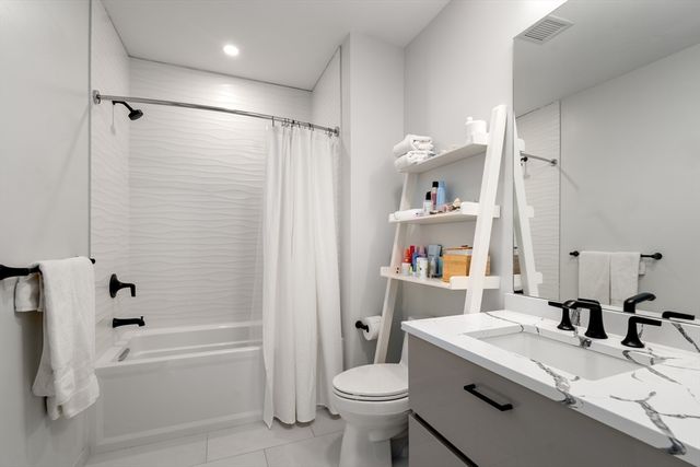 68 Los Angeles PH6, Newton, MA 02458