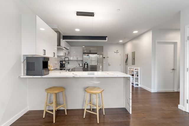68 Los Angeles PH6, Newton, MA 02458