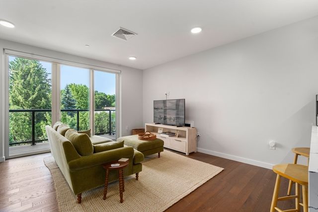 68 Los Angeles PH6, Newton, MA 02458