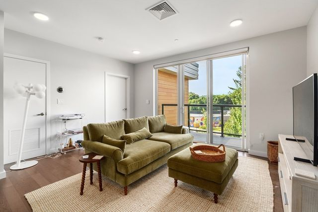 68 Los Angeles PH6, Newton, MA 02458