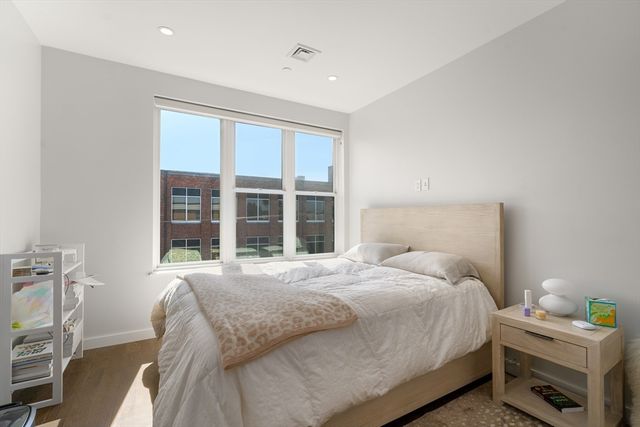 68 Los Angeles PH6, Newton, MA 02458