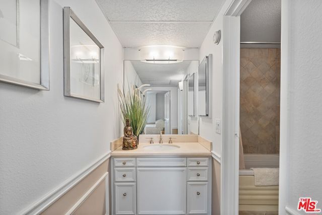 1131 Alta Loma Road 515, West Hollywood, CA 90069