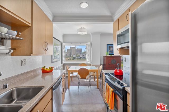 1131 Alta Loma Road 515, West Hollywood, CA 90069