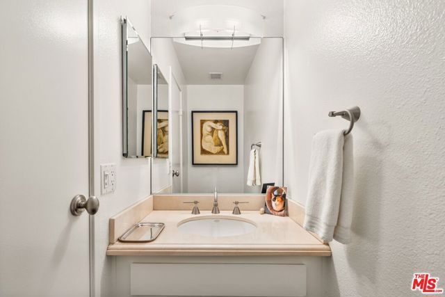 1131 Alta Loma Road 515, West Hollywood, CA 90069