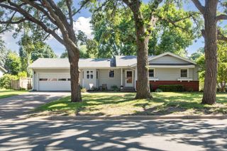 717 Navajo Lane, Mendota Heights, MN 55120