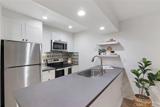 750 N Kings Road 111, West Hollywood, CA 90069