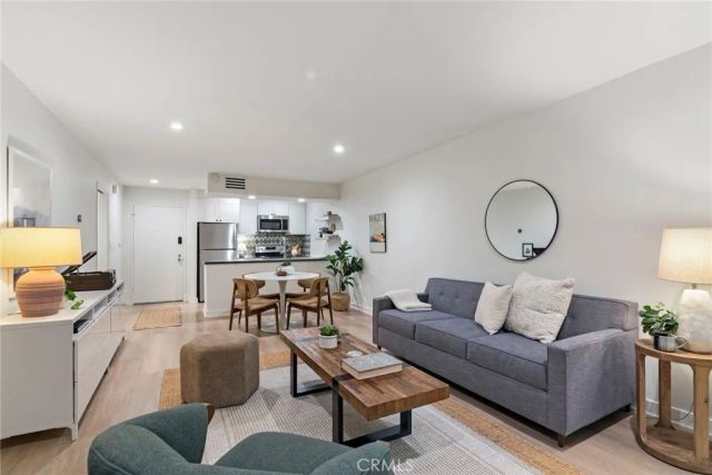 750 N Kings Road 111, West Hollywood, CA 90069