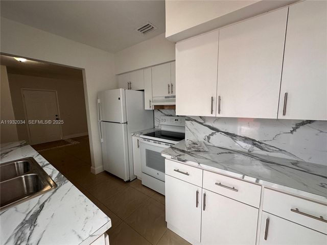 150 NE 170th St 150, North Miami Beach, FL 33162