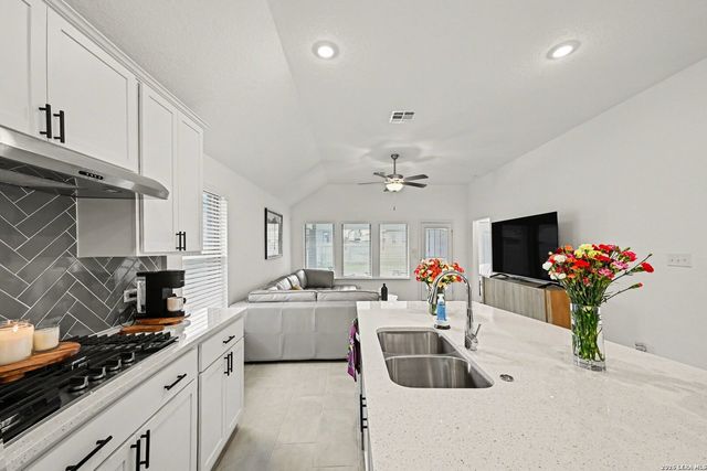 4964 Park Mnr, Marion, TX 78124