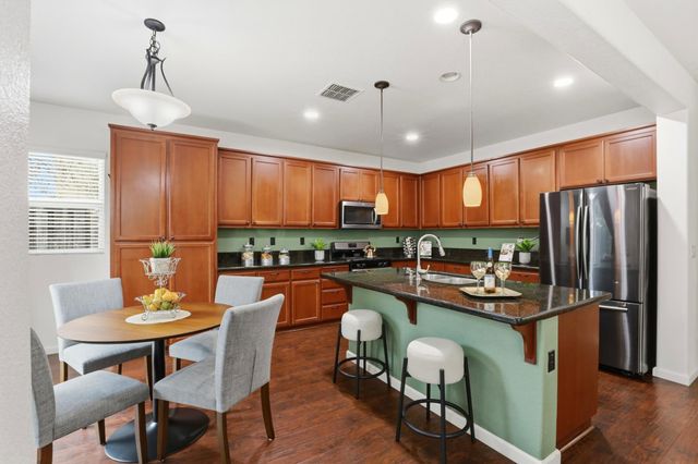 3520 Bridgeway Lakes Dr, West Sacramento, CA 95691