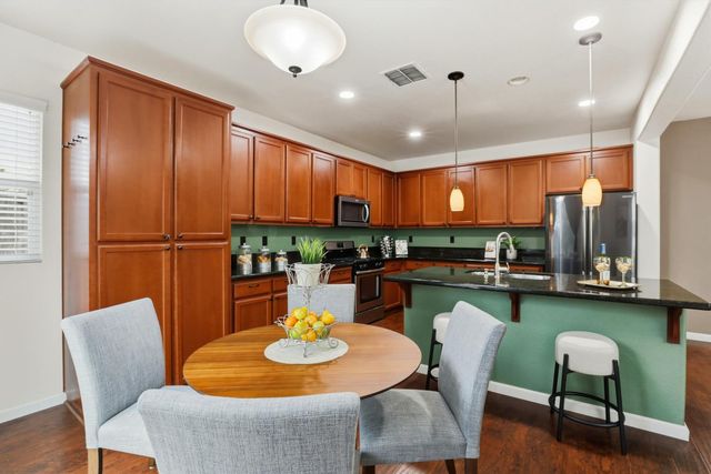 3520 Bridgeway Lakes Dr, West Sacramento, CA 95691