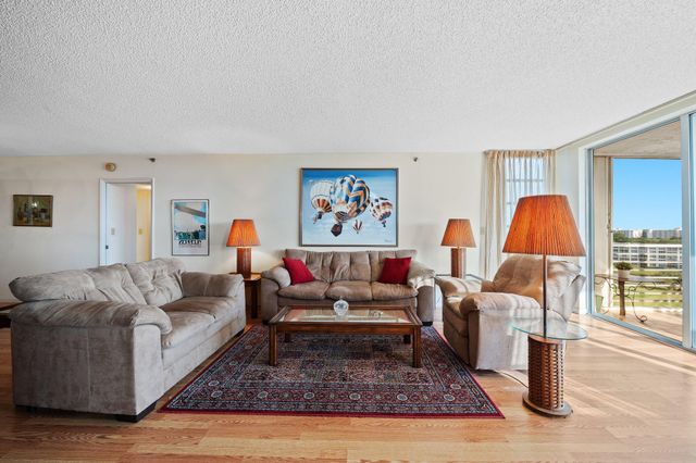 3520 Oaks Way 903, Pompano Beach, FL 33069