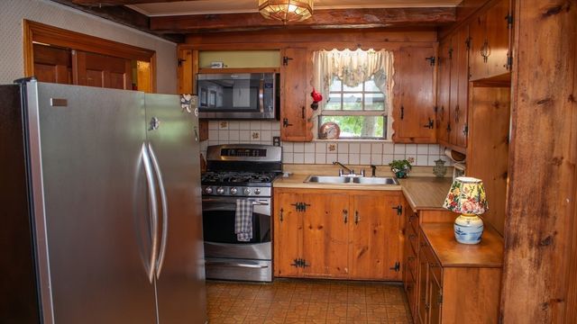 562 North Ave, Rochester, MA 02770