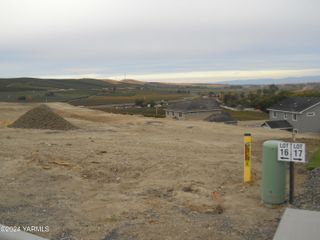 W 1310 Ivy Ct, Sunnyside, WA 98944