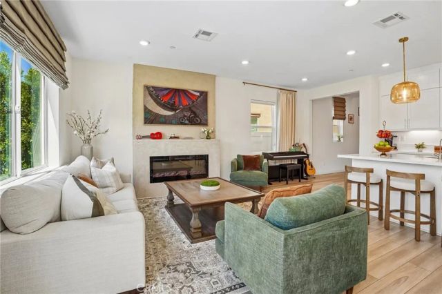 20920 Silvergate, Newhall, CA 91321