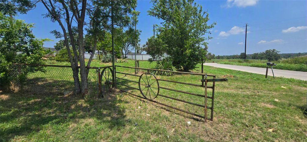 251 Rhoades Lane, Springtown, TX 76082