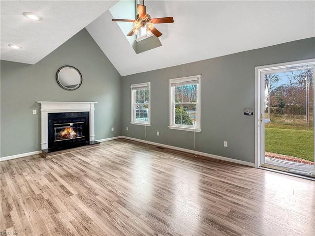 7971 Laura Ann LN, Hayes, VA 23072