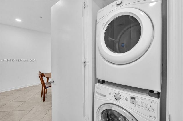 121 NW 2nd Ave 4, Hallandale Beach, FL 33009