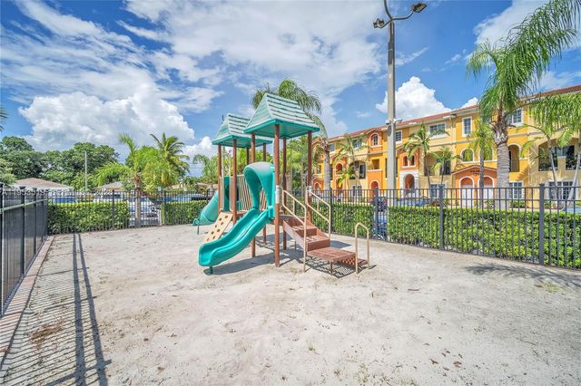 121 NW 2nd Ave 4, Hallandale Beach, FL 33009