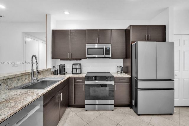 121 NW 2nd Ave 4, Hallandale Beach, FL 33009