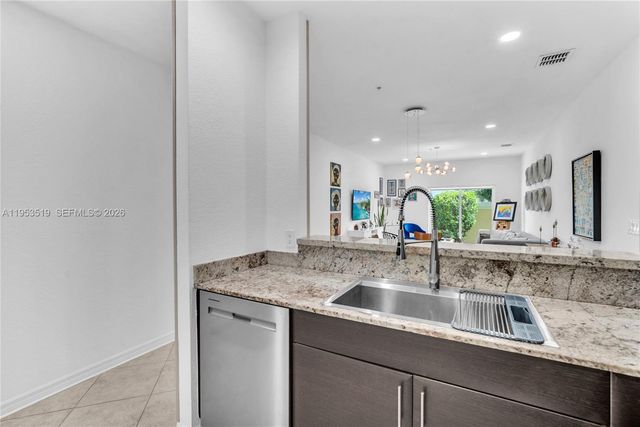 121 NW 2nd Ave 4, Hallandale Beach, FL 33009