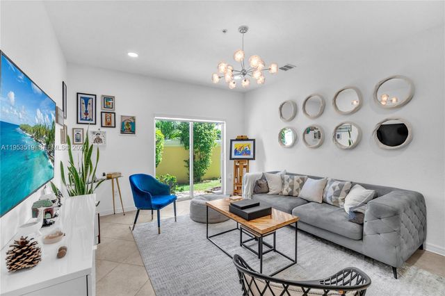 121 NW 2nd Ave 4, Hallandale Beach, FL 33009