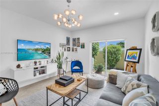 121 NW 2nd Ave 4, Hallandale Beach, FL 33009