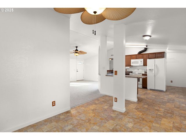 249 TROUT Loop, Roseburg, OR 97471