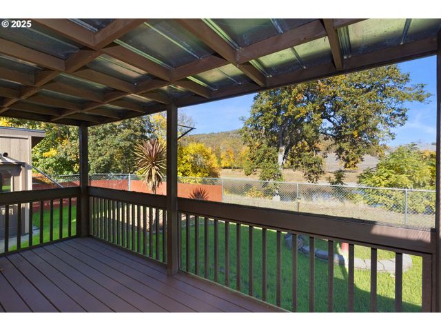 249 TROUT Loop, Roseburg, OR 97471