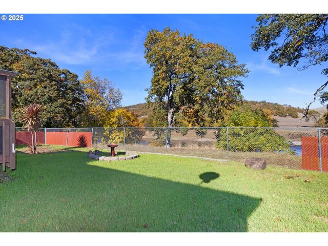 249 TROUT Loop, Roseburg, OR 97471