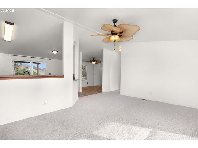 249 TROUT Loop, Roseburg, OR 97471