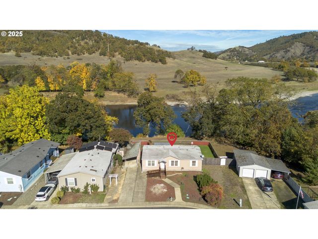 249 TROUT Loop, Roseburg, OR 97471