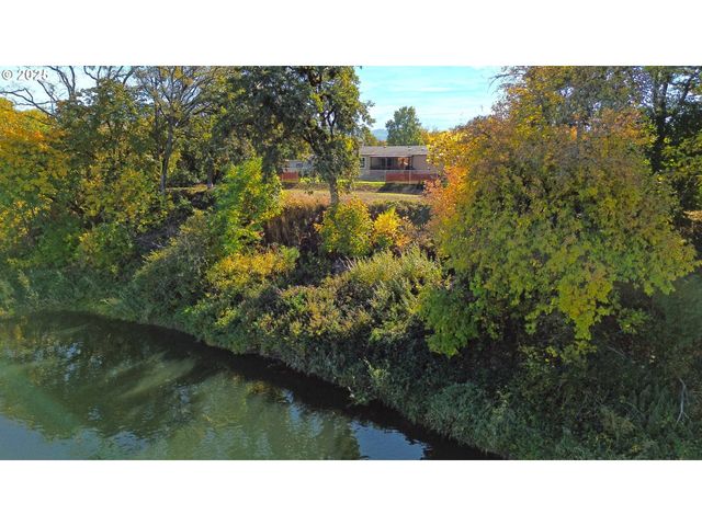 249 TROUT Loop, Roseburg, OR 97471