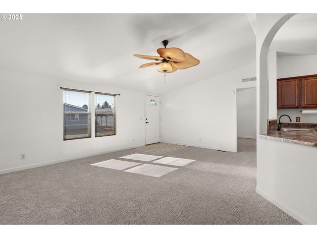 249 TROUT Loop, Roseburg, OR 97471