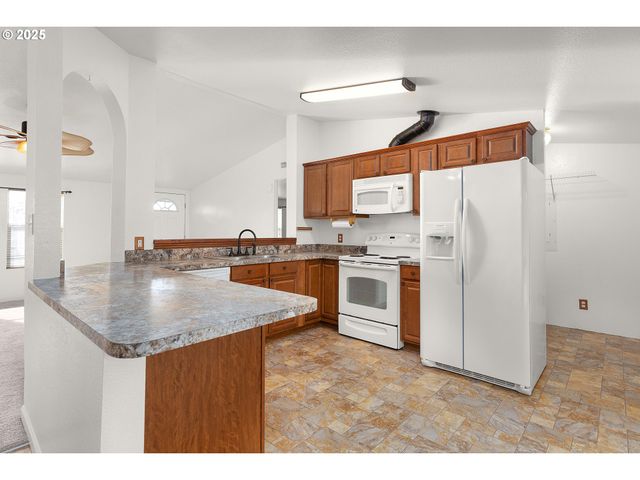 249 TROUT Loop, Roseburg, OR 97471