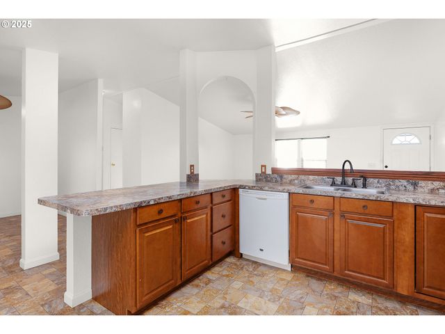 249 TROUT Loop, Roseburg, OR 97471