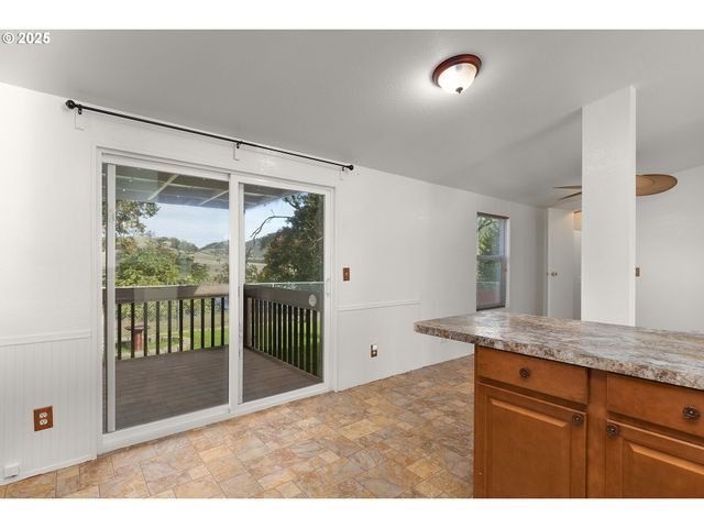 249 TROUT Loop, Roseburg, OR 97471