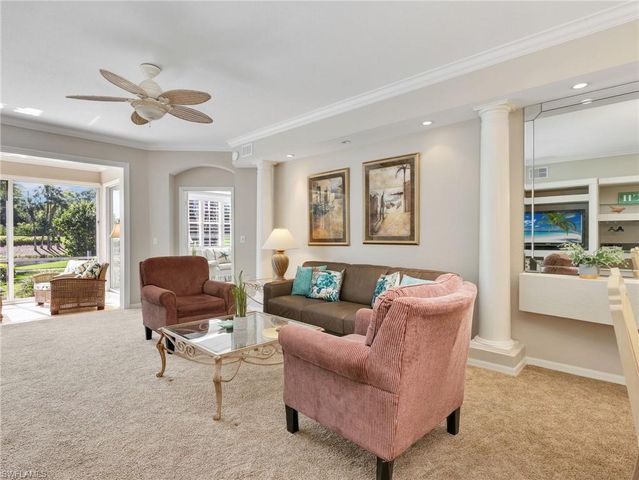 2130 Aberdeen LN 9-102, Naples, FL 34109