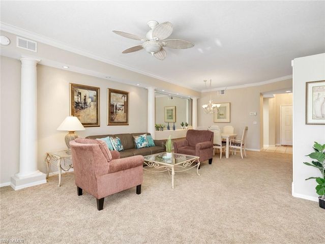 2130 Aberdeen LN 9-102, Naples, FL 34109