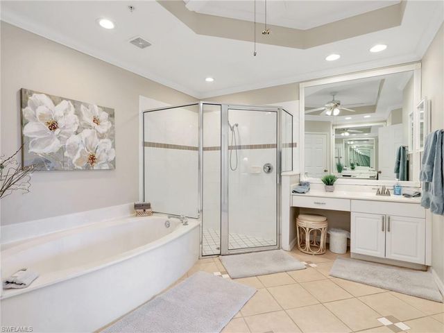2130 Aberdeen LN 9-102, Naples, FL 34109