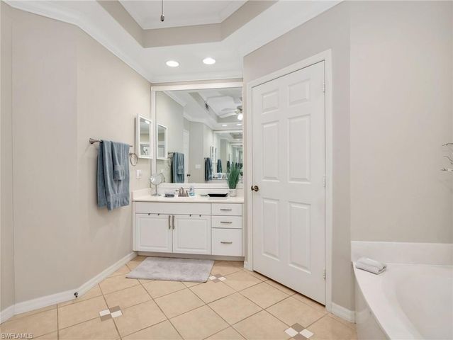 2130 Aberdeen LN 9-102, Naples, FL 34109