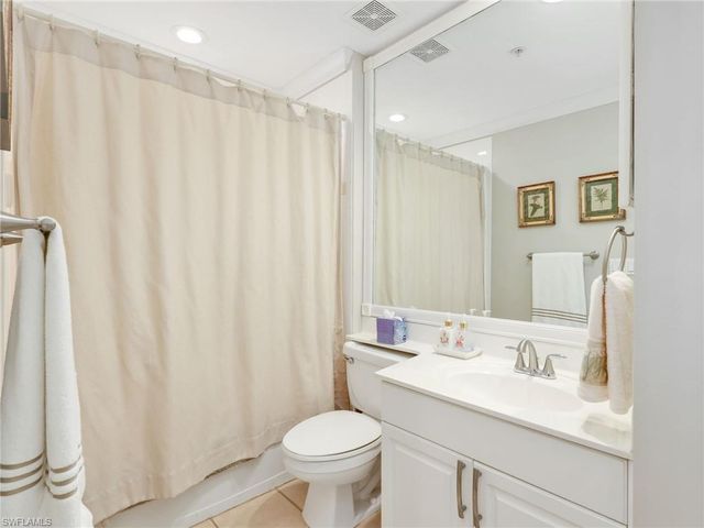 2130 Aberdeen LN 9-102, Naples, FL 34109